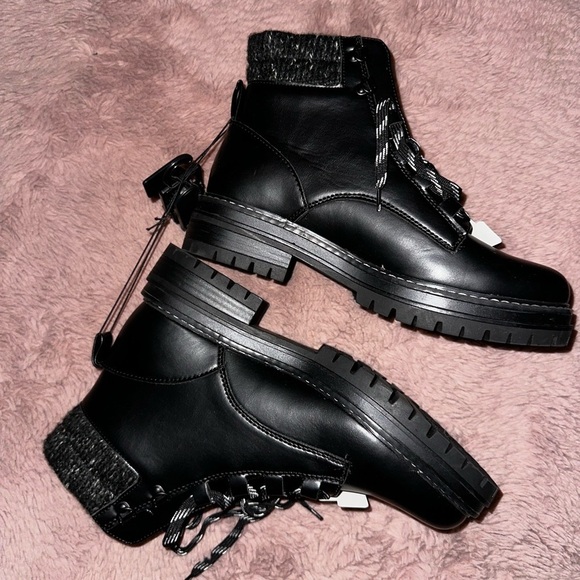 NWOT women’s Black faux leather lace up combat boots 9W time and tru - Picture 4 of 9